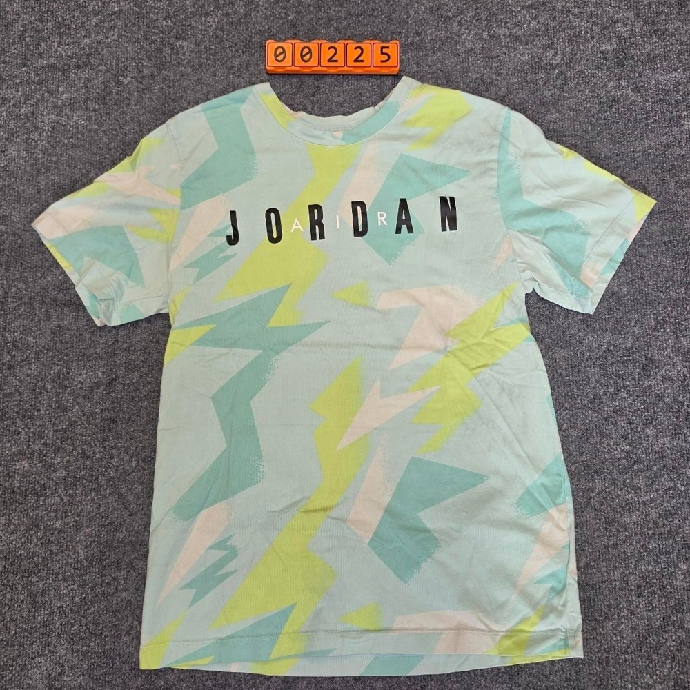 Jordan T-Shirt with abstract geometric pattern. Size small